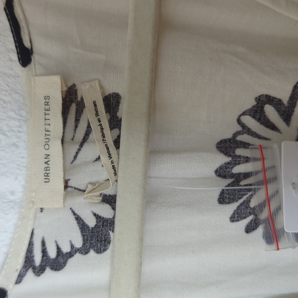 NWT Urban Outfitters Bettie Twist-Front Cream & Black Floral Mini Dress Small - Picture 6 of 8